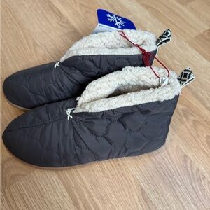 DEARFOAMS Sherpa Lined Pavement Gray Booties Slippers House Shoes Size 7/8/M NWT
